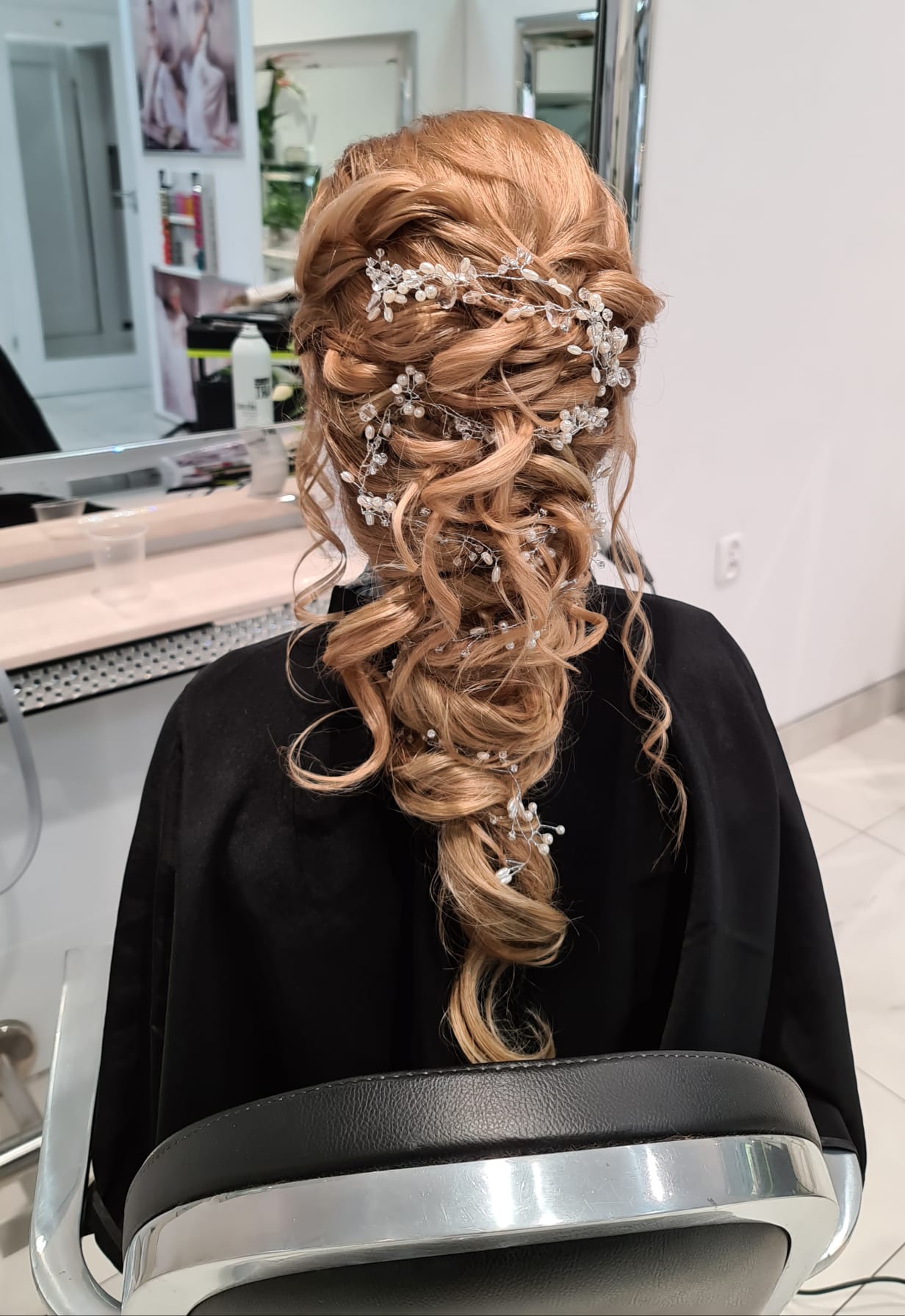 Fotografia fryzury z eleganckim upięciem, stworzonym przez Mistrza Fryzjerstwa Magdalenę Motykę, ukazująca wyjątkowy styl salonu La Coiffure w Płocku.
