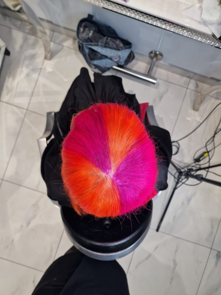 Włosy po usłudze strzyżenia i koloryzacji w Salonie Fryzjerstwa La Coiffure, autorstwa Magdaleny Motyki, prezentowane na zdjęciu z naszego prestiżowego salonu w Płocku.