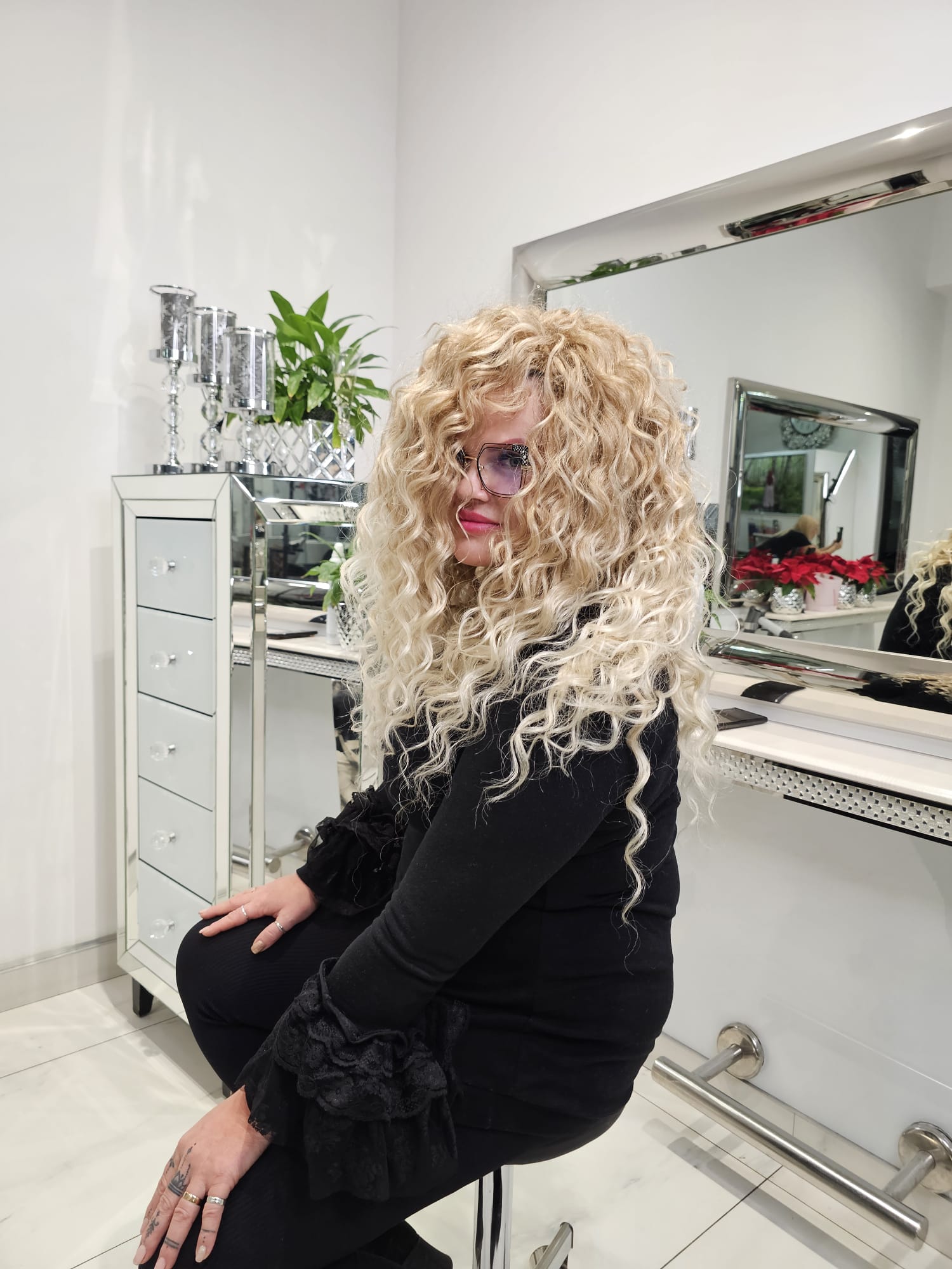Magdalena Motyka – La Coiffure: Zdjęcie metamorfozy włosów stworzonej przez Mistrza Fryzjerstwa, ukazujące unikalną kreatywność salonu w Płocku.