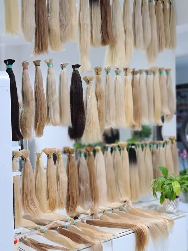 Różnorodność tekstur i kolorów włosów używanych do profesjonalnego przedłużania w Salonie Fryzjerstwa La Coiffure w Płocku. Nasza oferta obejmuje wysokiej jakości włosy, dostosowane do indywidualnych potrzeb klientów, gwarantując perfekcyjny efekt i satysfakcję.