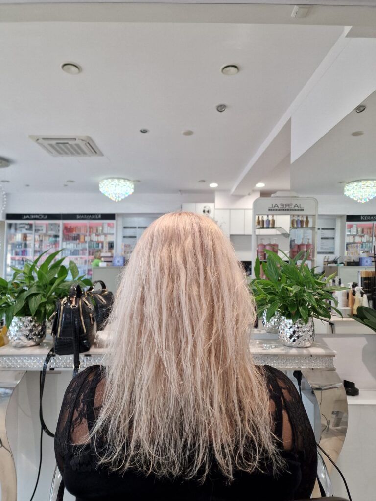 Zdjęcie włosów klientki przed profesjonalnym przedłużaniem w renomowanym salonie fryzjerskim Magdaleny Motyki – La Coiffure.