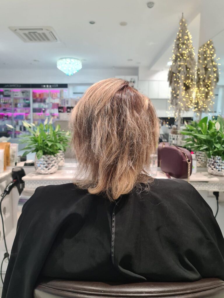 Magdalena Motyka – La Coiffure: Zdjęcie włosów przed efektownym przedłużaniem, autorstwo Mistrza Fryzjerstwa, ukazujące indywidualne podejście salonu w Płocku.