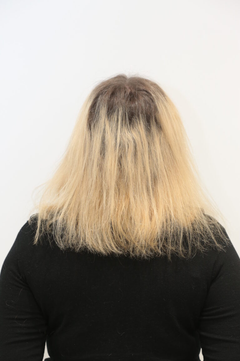Przedstawienie klientki z naturalnymi włosami przed zabiegiem afroloków w Salonie La Coiffure w Płocku. Wyjątkowa baza, na której nasz mistrzyni fryzjerstwa Magdalena Motyka stworzy niepowtarzalną stylizację.